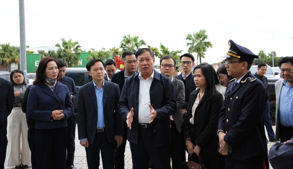 Thứ trưởng Đỗ Xuân Tuyên kiểm tra việc chuẩn bị triển khai quy định mới về an toàn thực phẩm tại Cửa khẩu Quốc tế Móng Cái- Ảnh 1.