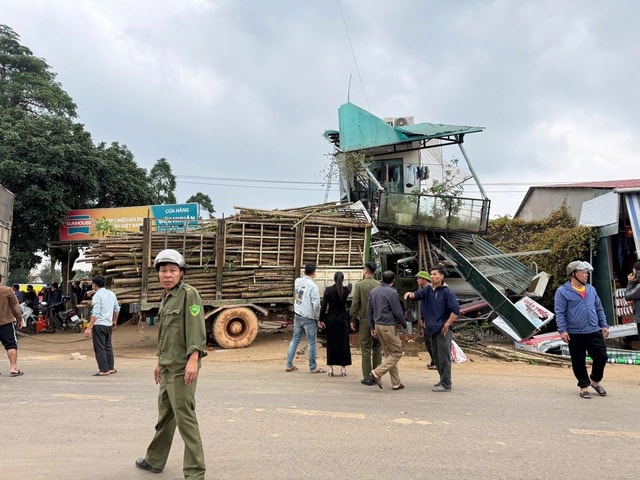 Vụ xe tải va chạm với xe máy khiến nhiều người thương vong: Khởi tố người vi phạm- Ảnh 1. Vụ xe tải va chạm với xe máy khiến nhiều người thương vong: Khởi tố người vi phạm- Ảnh 1.
