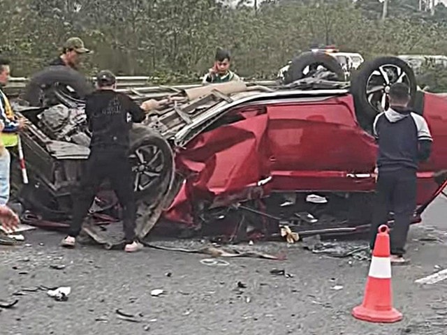 Tai nạn rạng sáng 11/3 trên cao tốc hướng về Hà Nội khiến ô tô con lật sau khi va chạm xe đầu kéo, không có thiệt hại về người.