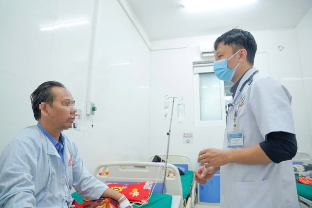 Bác sĩ thăm hỏi bệnh nhân sau can thiệp.