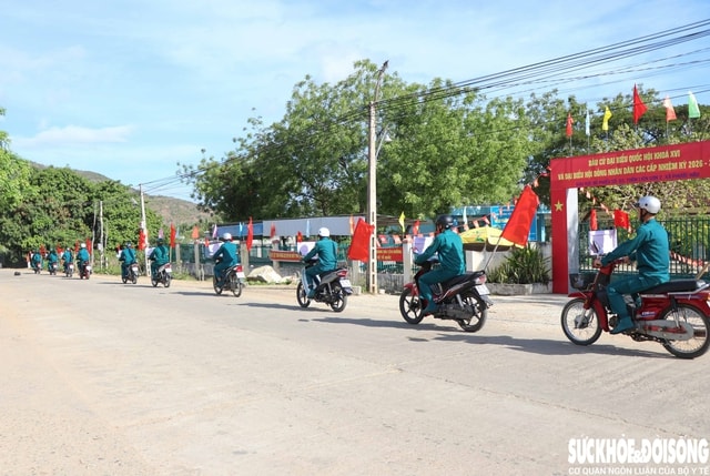 Bộ đội, dân quân len lỏi 'đến từng ngõ, đi từng rẫy' đưa thông tin bầu cử đến Nhân dân- Ảnh 8.