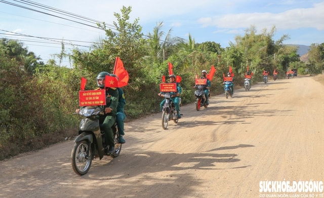 Bộ đội, dân quân len lỏi 'đến từng ngõ, đi từng rẫy' đưa thông tin bầu cử đến Nhân dân- Ảnh 7.