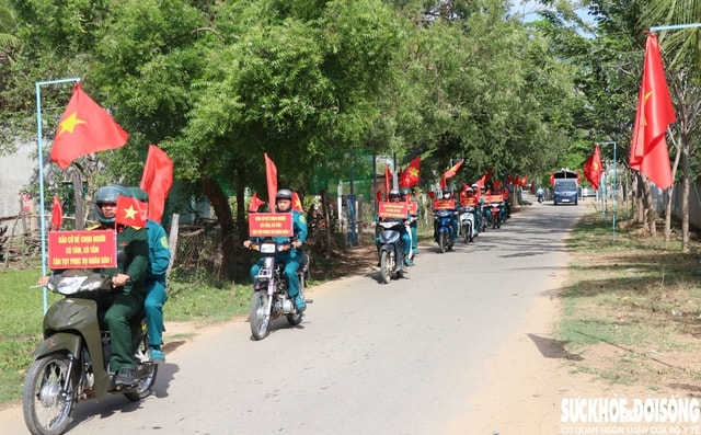 Bộ đội, dân quân len lỏi 'đến từng ngõ, đi từng rẫy' đưa thông tin bầu cử đến Nhân dân- Ảnh 3.