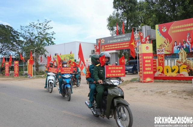 Bộ đội, dân quân len lỏi 'đến từng ngõ, đi từng rẫy' đưa thông tin bầu cử đến Nhân dân- Ảnh 1.