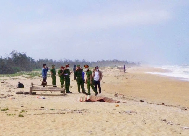 Tàu cá cùng ngư dân mất tích: Tìm thấy 2 thi thể, con tàu chưa rõ tung tích- Ảnh 1. Tàu cá cùng ngư dân mất tích: Tìm thấy 2 thi thể, con tàu chưa rõ tung tích- Ảnh 1.