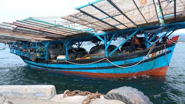 Tàu Hải quân đưa 36 ngư dân Quảng Ngãi gặp nạn trên biển vào bờ an toàn- Ảnh 1. Tàu Hải quân đưa 36 ngư dân Quảng Ngãi gặp nạn trên biển vào bờ an toàn- Ảnh 1.