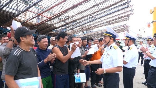 Tàu Hải quân đưa 36 ngư dân Quảng Ngãi gặp nạn trên biển vào bờ an toàn- Ảnh 2. Tàu Hải quân đưa 36 ngư dân Quảng Ngãi gặp nạn trên biển vào bờ an toàn- Ảnh 2.