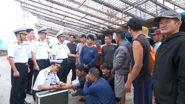Tàu Hải quân đưa 36 ngư dân Quảng Ngãi gặp nạn trên biển vào bờ an toàn- Ảnh 3. Tàu Hải quân đưa 36 ngư dân Quảng Ngãi gặp nạn trên biển vào bờ an toàn- Ảnh 3.