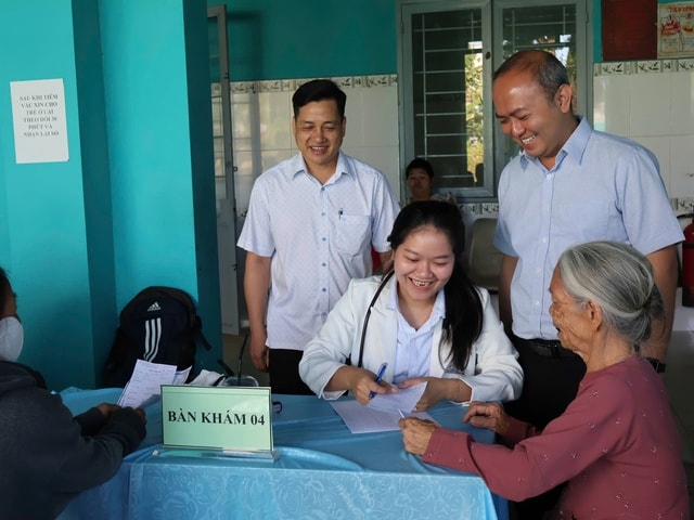 Khám miễn phí hơn 2.000 người dân TPHCM, thúc đẩy tiếp cận y tế toàn diện- Ảnh 5. Khám miễn phí hơn 2.000 người dân TPHCM, thúc đẩy tiếp cận y tế toàn diện- Ảnh 5.