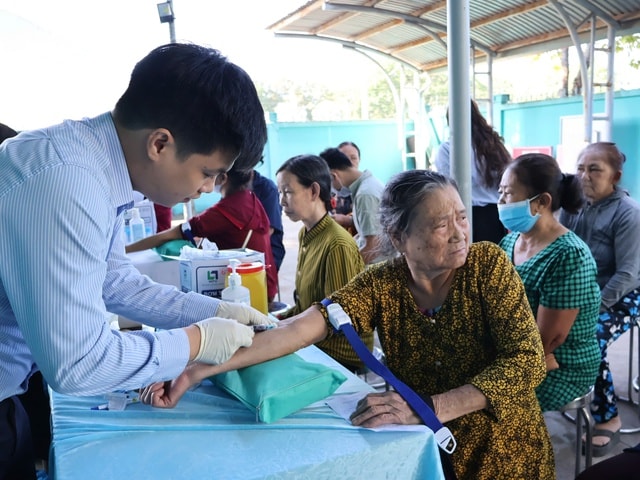 Khám miễn phí hơn 2.000 người dân TPHCM, thúc đẩy tiếp cận y tế toàn diện- Ảnh 1. Khám miễn phí hơn 2.000 người dân TPHCM, thúc đẩy tiếp cận y tế toàn diện- Ảnh 1.