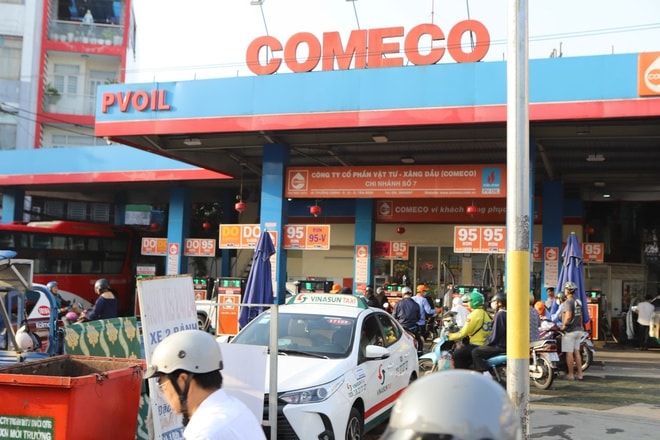 TPHCM đảm bảo nguồn cung xăng dầu, cảnh báo nguy cơ cháy nổ khi tích trữ- Ảnh 2. TPHCM đảm bảo nguồn cung xăng dầu, cảnh báo nguy cơ cháy nổ khi tích trữ- Ảnh 2.