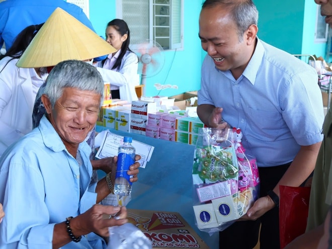 Khám miễn phí hơn 2.000 người dân TPHCM, thúc đẩy tiếp cận y tế toàn diện- Ảnh 2. Khám miễn phí hơn 2.000 người dân TPHCM, thúc đẩy tiếp cận y tế toàn diện- Ảnh 2.
