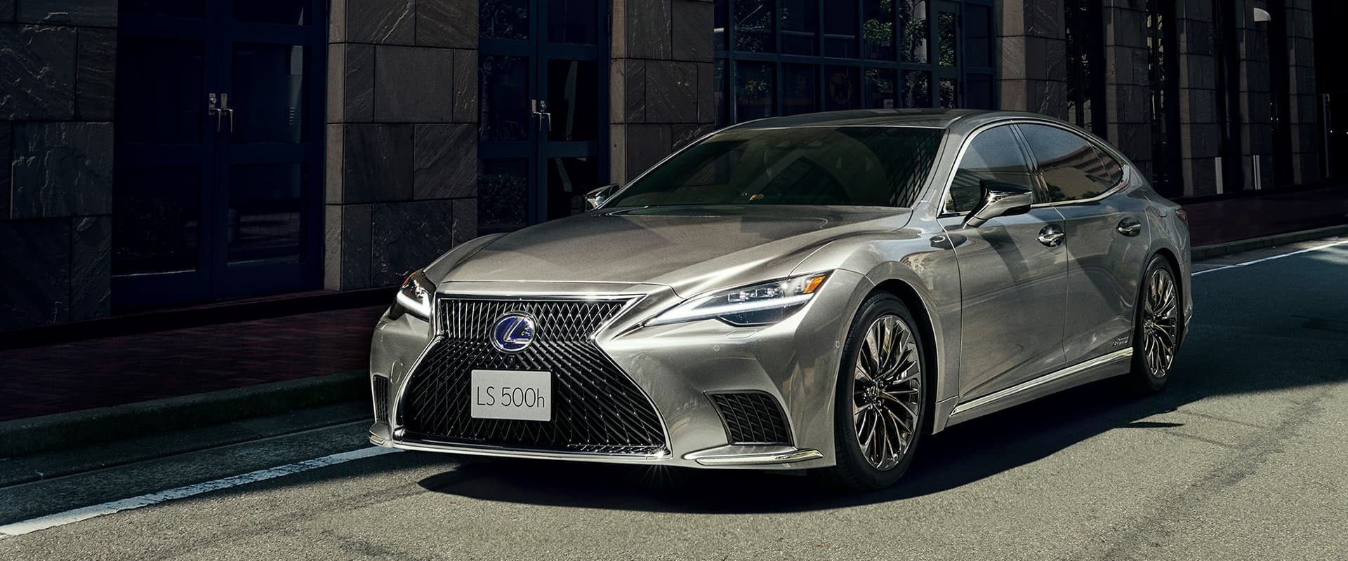 Lexus LS 500h thiết lập mức giá mới đầy cạnh tranh trong phân khúc xe sang.