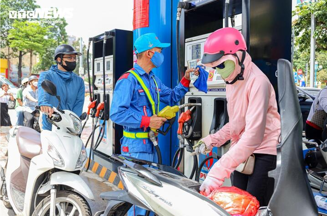 Các trạm xăng khu vực nội thành Hà Nội đông đúc.