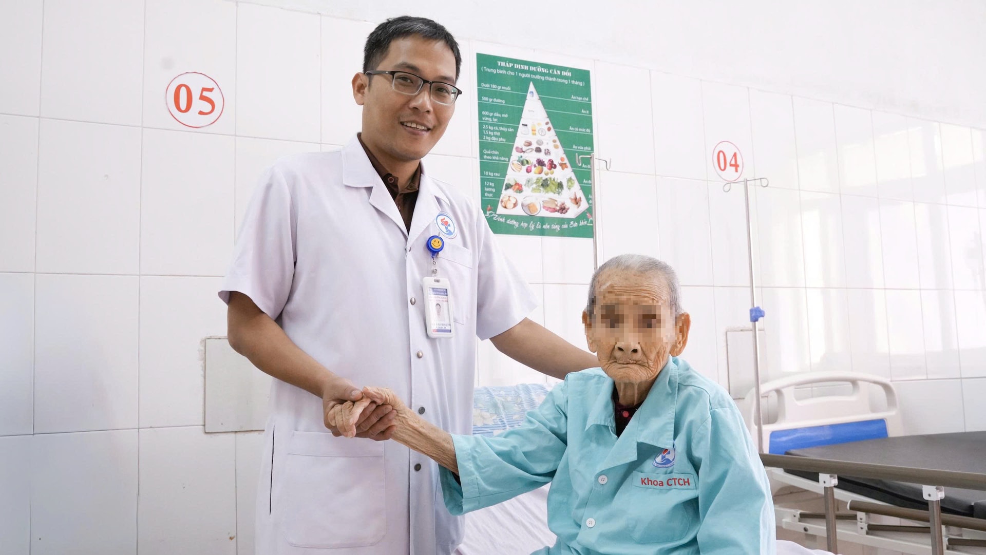 Phẫu thuật thay khớp háng bán phần cho Mẹ Việt Nam Anh hùng 106 tuổi- Ảnh 1.