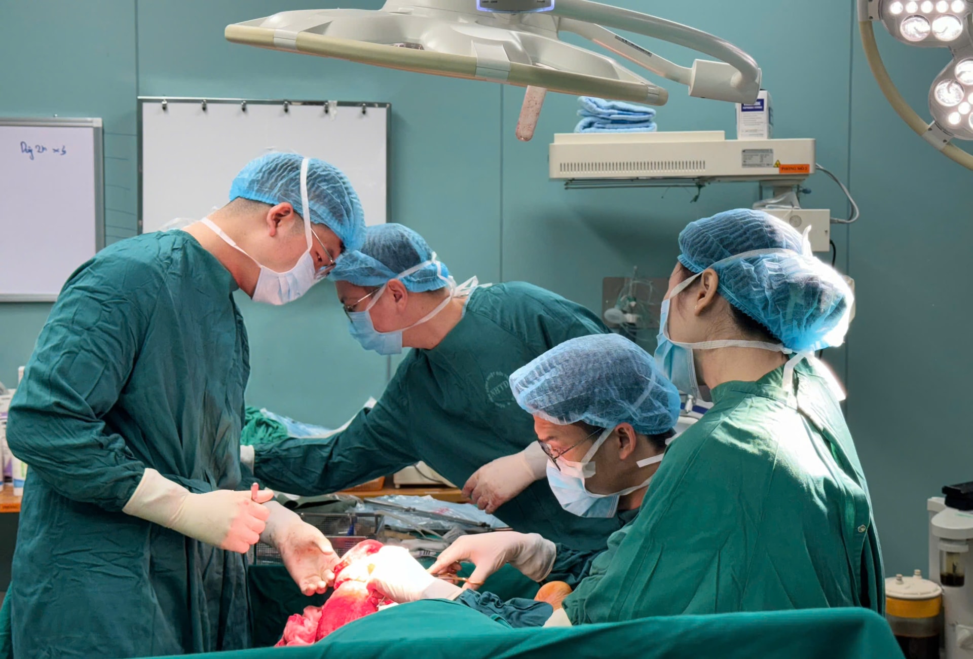 Suýt mất chân sau 1 tháng tự đắp lá chữa bỏng tại nhà- Ảnh 2.