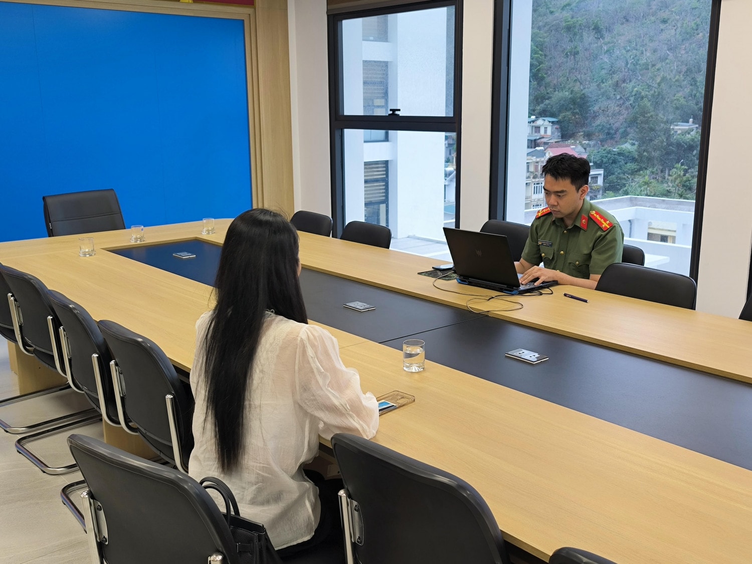 Tung tin nhiều người tích trữ mua phải vàng giả, cô gái bị công an triệu tập- Ảnh 1. Tung tin nhiều người tích trữ mua phải vàng giả, cô gái bị công an triệu tập- Ảnh 1.