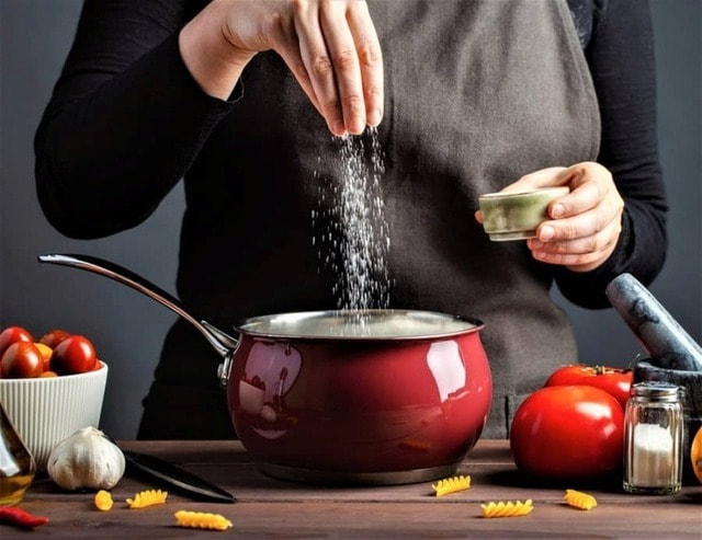 Người Việt ăn muối gấp đôi khuyến cáo của WHO, tăng nguy cơ bệnh thận- Ảnh 3. Người Việt ăn muối gấp đôi khuyến cáo của WHO, tăng nguy cơ bệnh thận- Ảnh 3.