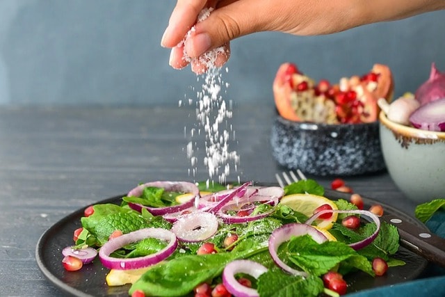 Người Việt ăn muối gấp đôi khuyến cáo của WHO, tăng nguy cơ bệnh thận- Ảnh 1. Người Việt ăn muối gấp đôi khuyến cáo của WHO, tăng nguy cơ bệnh thận- Ảnh 1.