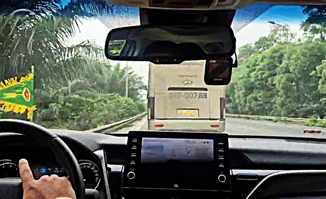 Tài xế xe khách 'ngó lơ' tín hiệu xe ưu tiên, không nhường đường bị phạt nặng Tài xế xe khách 'ngó lơ' tín hiệu xe ưu tiên, không nhường đường bị phạt nặng