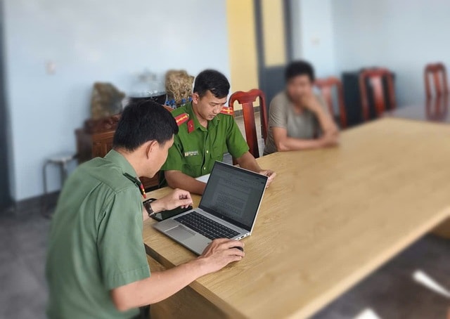 Công an làm việc với người đàn ông chia sẻ thông tin xuyên tạc trên Facebook- Ảnh 1. Công an làm việc với người đàn ông chia sẻ thông tin xuyên tạc trên Facebook- Ảnh 1.