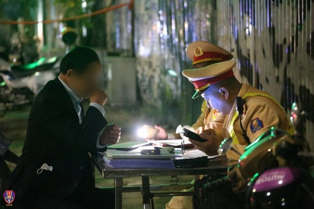 Nộp phạt vi phạm giao thông muộn sẽ bị xử lý thế nào?- Ảnh 1.