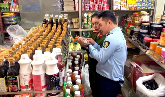 Video phát hiện 2 tấn ruốc lợn, hàng trăm gói đồ ăn vặt không rõ xuất xứ- Ảnh 1. Video phát hiện 2 tấn ruốc lợn, hàng trăm gói đồ ăn vặt không rõ xuất xứ- Ảnh 1.