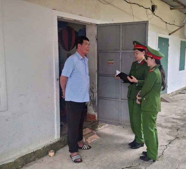 'Đi từng ngõ, gõ từng nhà', hoàn thành tổng rà soát cư trú phục vụ bầu cử- Ảnh 3. 'Đi từng ngõ, gõ từng nhà', hoàn thành tổng rà soát cư trú phục vụ bầu cử- Ảnh 3.