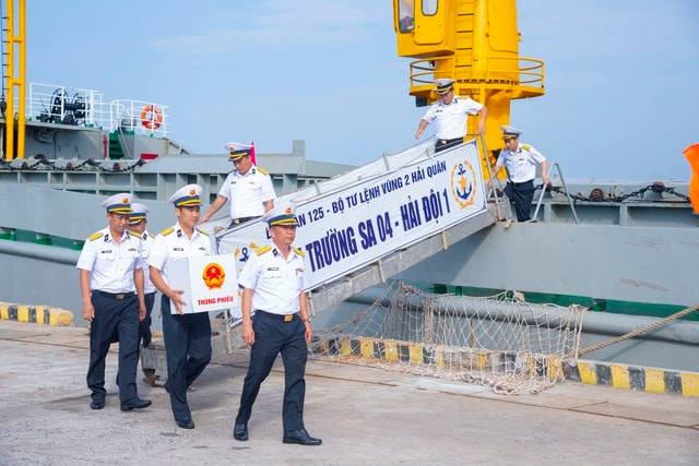 Hoàn thành bầu cử sớm trên biển cho hơn 600 cử tri là cán bộ, chiến sĩ và ngư dân- Ảnh 1.