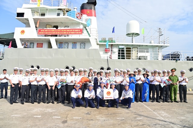 Hoàn thành bầu cử sớm trên biển cho hơn 600 cử tri là cán bộ, chiến sĩ và ngư dân- Ảnh 2.