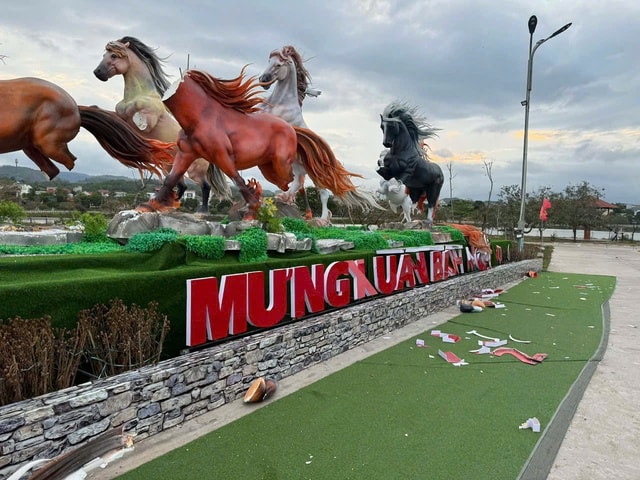 Linh vật ngựa ở vùng biên Quảng Trị mất đầu, gãy chân- Ảnh 1.