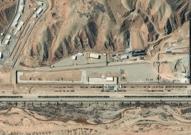 Hình ảnh oanh tạc cơ B-2 Mỹ ném bom xuyên hầm GBU-57 xuống cơ sở hạt nhân của Iran?- Ảnh 1.