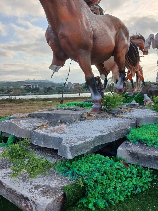 Linh vật ngựa ở vùng biên Quảng Trị mất đầu, gãy chân- Ảnh 3.