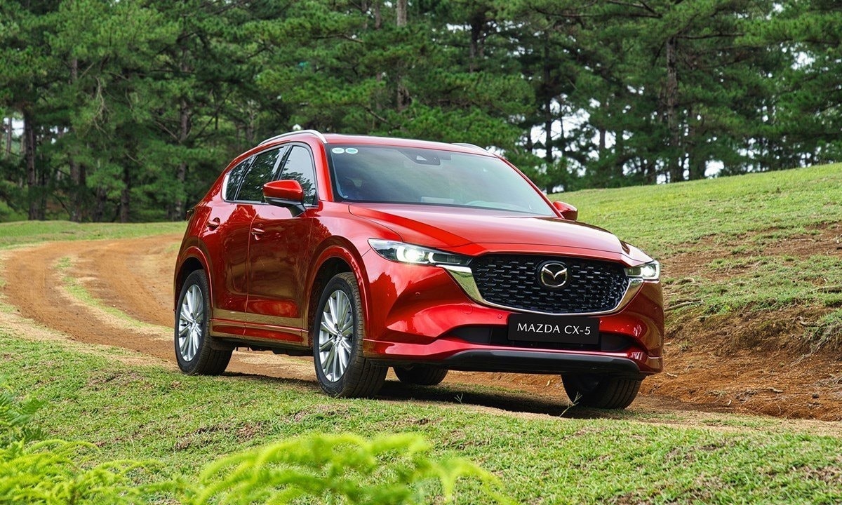 Mazda CX-5 duy trì vị trí dẫn đầu nhóm ô tô dùng động cơ đốt trong tại Việt Nam.