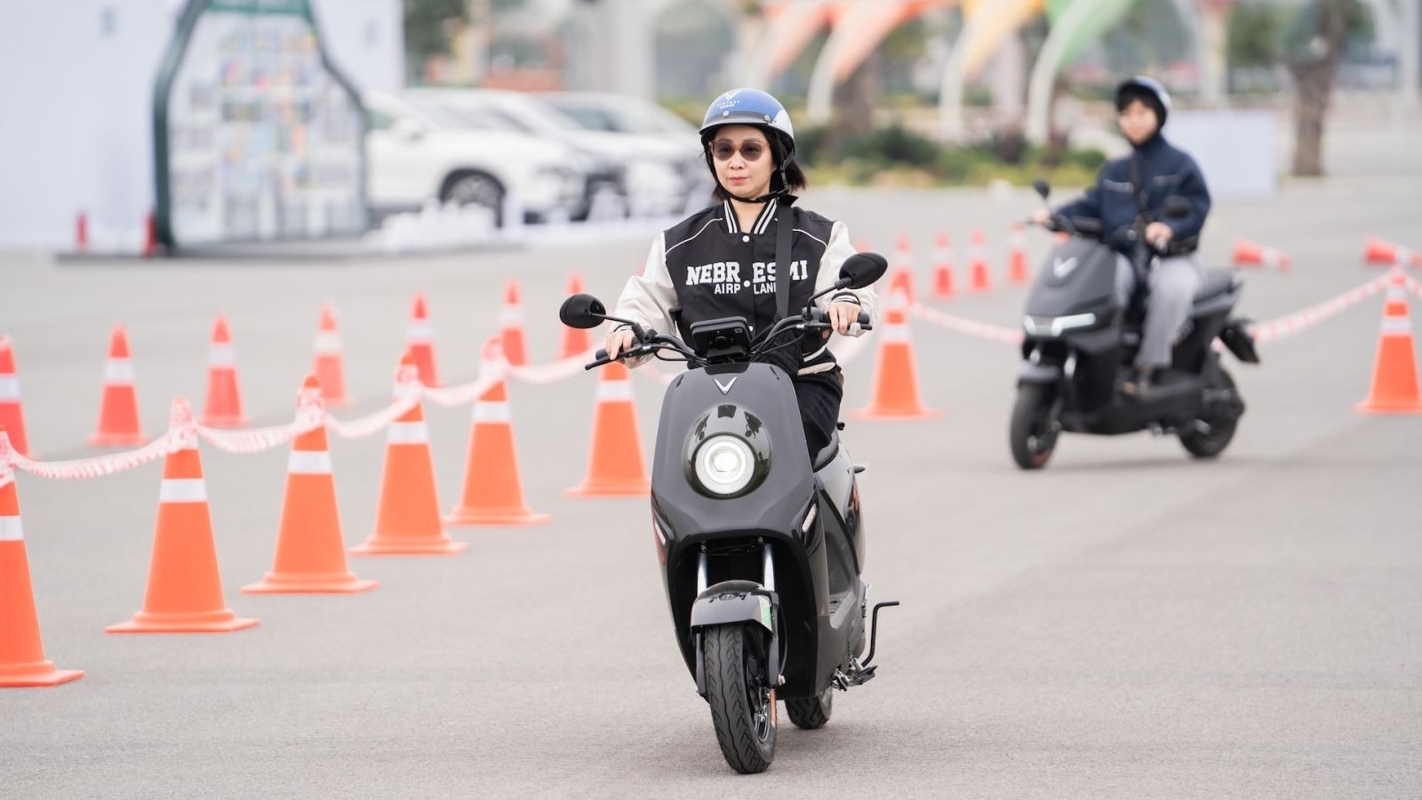 Những mẫu xe máy điện không cần bằng lái - 2