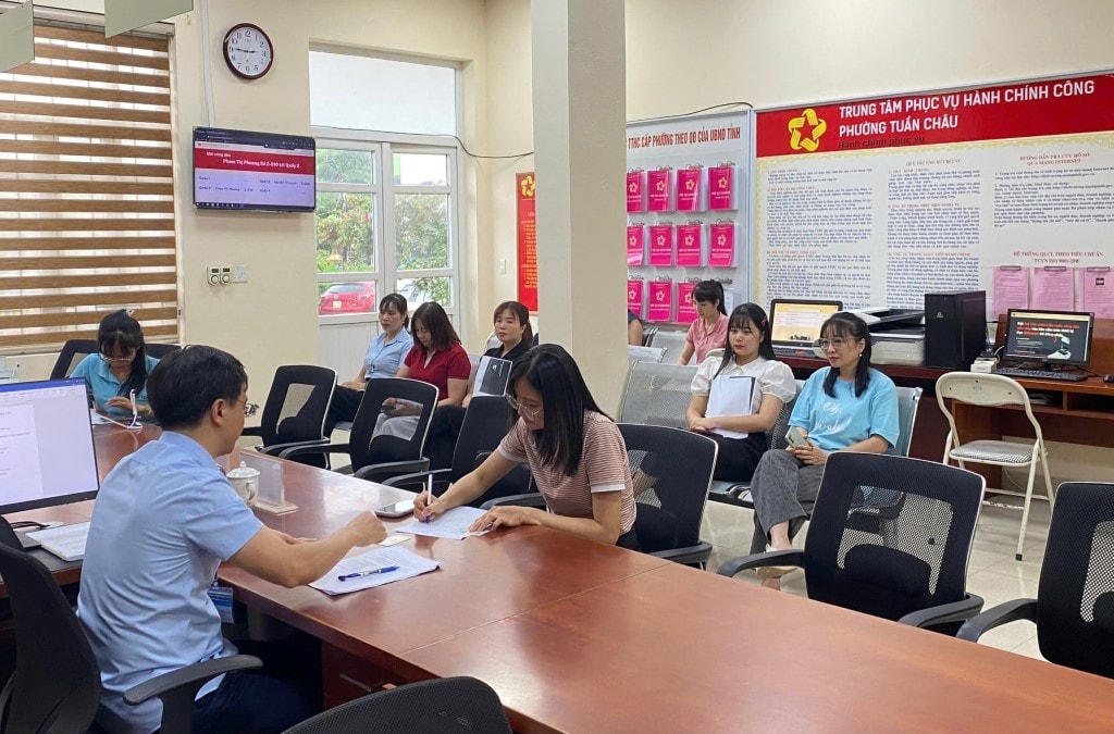 Chậm tham mưu xử lý hồ sơ hành chính, 4 cán bộ phường bị tạm đình chỉ- Ảnh 1.