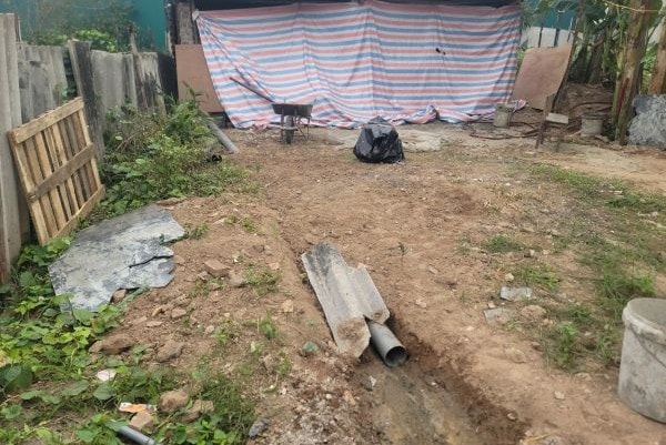 Hà Nội: Người dân xã Phù Đổng khổ vì mùi hôi từ chuồng lợn sát khu dân cư- Ảnh 4.