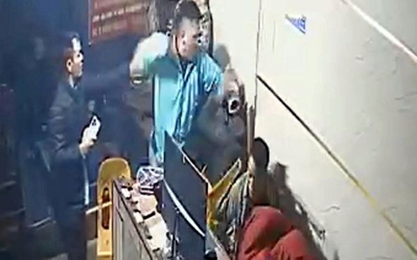 Công an vào cuộc vụ tài xế xe công nghệ hành hung người dân giữa đêm ở Hà Nội- Ảnh 1. Công an vào cuộc vụ tài xế xe công nghệ hành hung người dân giữa đêm ở Hà Nội- Ảnh 1.