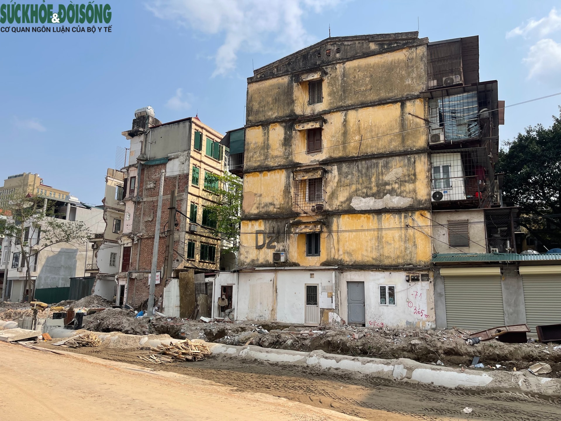 Hà Nội: Diện mạo khác lạ của những ngôi nhà sau giải phóng mặt bằng đường Vành đai 1- Ảnh 1. Hà Nội: Diện mạo khác lạ của những ngôi nhà sau giải phóng mặt bằng đường Vành đai 1- Ảnh 1.