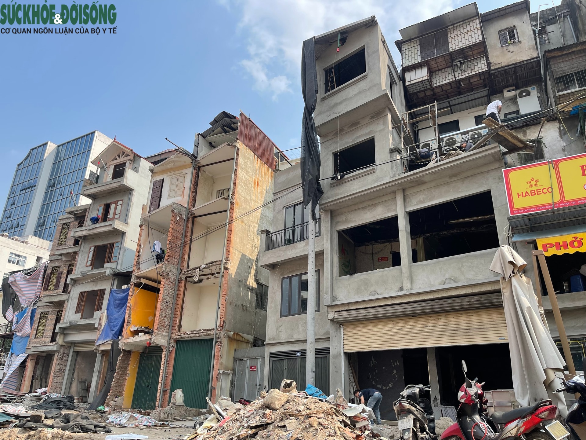 Hà Nội: Diện mạo khác lạ của những ngôi nhà sau giải phóng mặt bằng đường Vành đai 1- Ảnh 3. Hà Nội: Diện mạo khác lạ của những ngôi nhà sau giải phóng mặt bằng đường Vành đai 1- Ảnh 3.