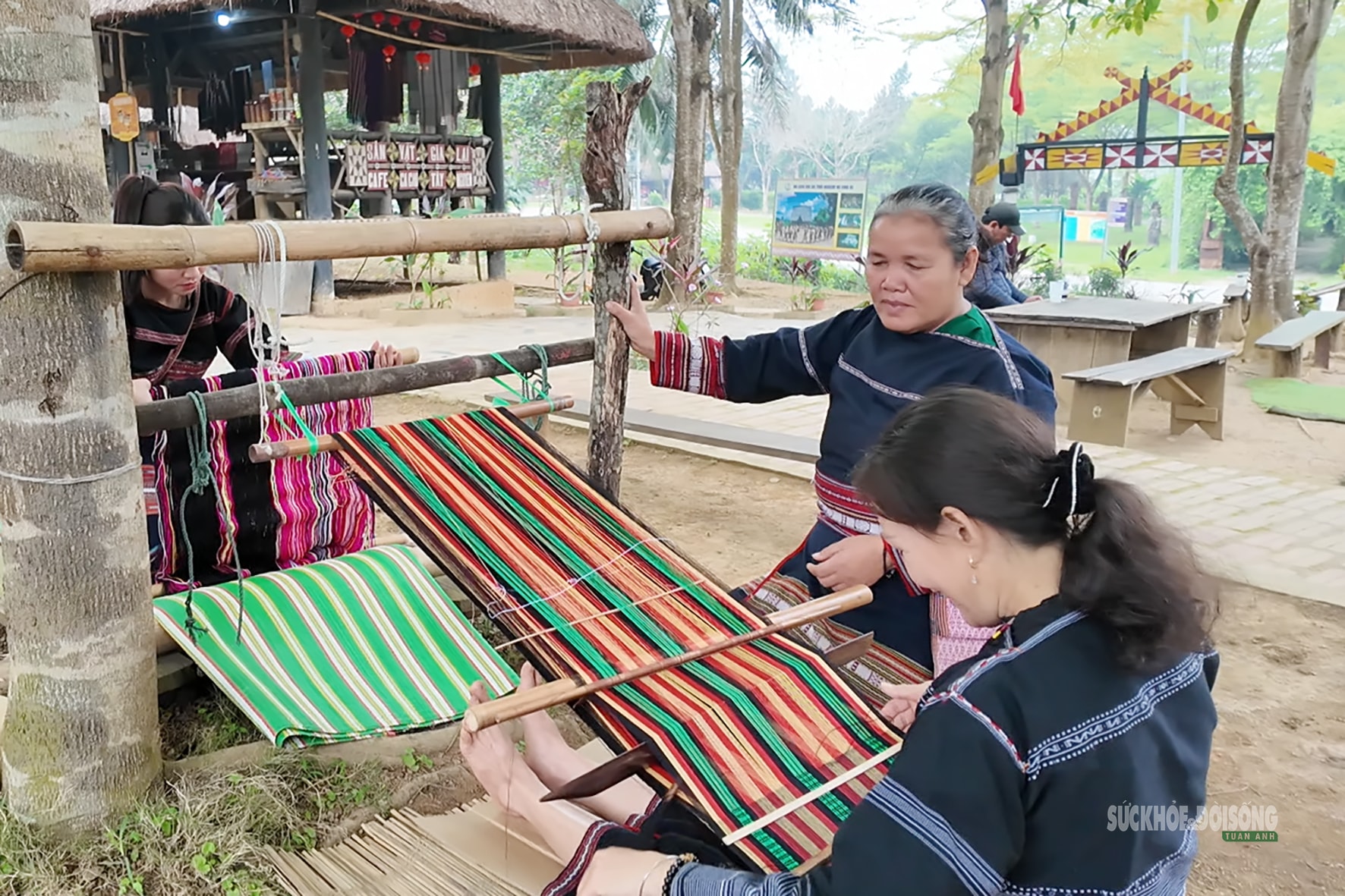 Đồng bào các dân tộc tại Làng Văn hóa háo hức chờ Ngày hội non sông- Ảnh 10.