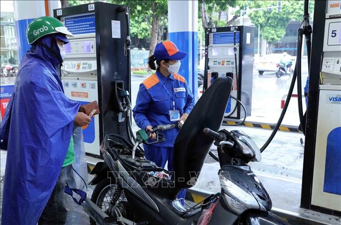 Tiếp tục chi mạnh quỹ bình ổn, giá xăng RON95 tăng nhẹ từ 22h ngày 12/3- Ảnh 1. Tiếp tục chi mạnh quỹ bình ổn, giá xăng RON95 tăng nhẹ từ 22h ngày 12/3- Ảnh 1.