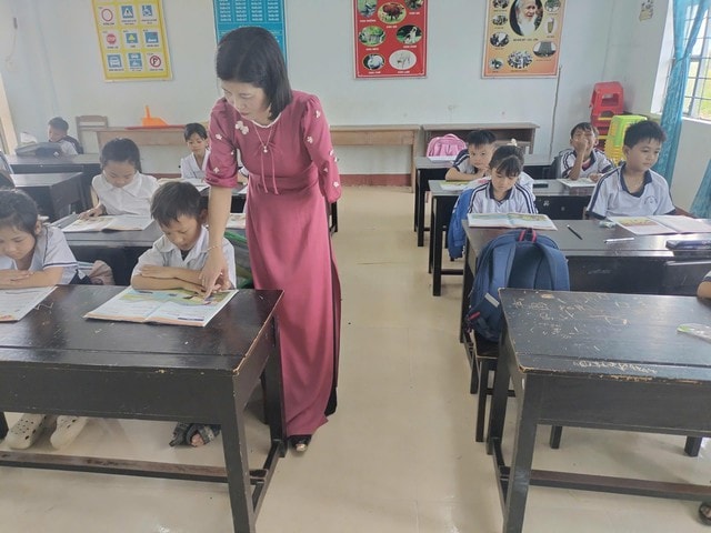 Nghị lực phi thường của cô giáo 'một tay' miệt mài gieo chữ- Ảnh 1.