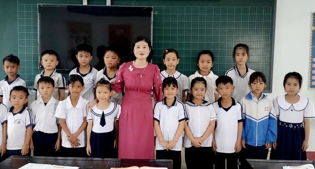 Nghị lực phi thường của cô giáo 'một tay' miệt mài gieo chữ- Ảnh 3.