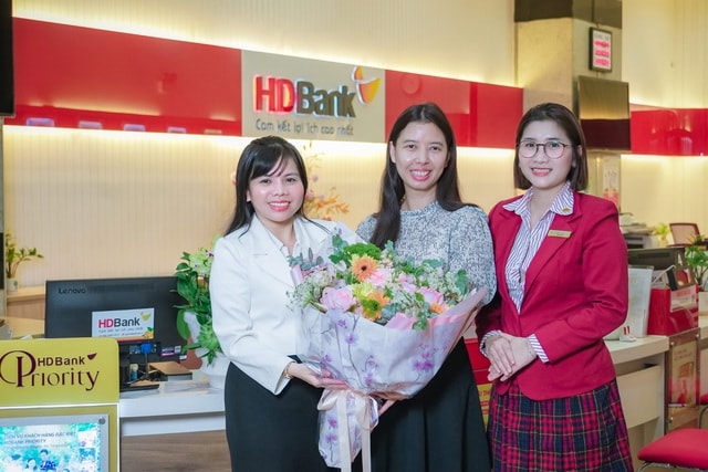 Chủ nhân giải 3 tỷ đồng đã lộ diện, hành trình 'Tiết kiệm Tỷ phú' tại HDBank khép lại trong những khoảnh khắc vỡ òa- Ảnh 2. Chủ nhân giải 3 tỷ đồng đã lộ diện, hành trình 'Tiết kiệm Tỷ phú' tại HDBank khép lại trong những khoảnh khắc vỡ òa- Ảnh 2.