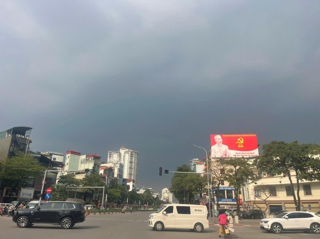 Bầu trời Hà Nội chuyển mây dông tối sầm sau nắng gắt- Ảnh 1.