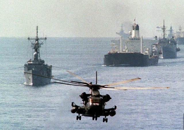 Hải quân Mỹ chưa thể hộ tống chở tàu dầu qua eo biển Hormuz trong nhiều tuần tới- Ảnh 1.