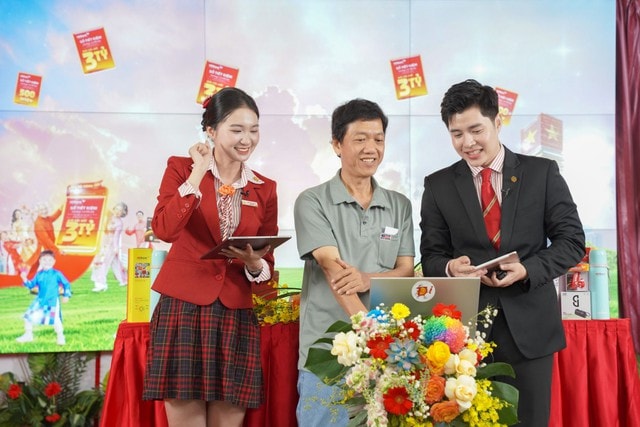 Chủ nhân giải 3 tỷ đồng đã lộ diện, hành trình 'Tiết kiệm Tỷ phú' tại HDBank khép lại trong những khoảnh khắc vỡ òa- Ảnh 1. Chủ nhân giải 3 tỷ đồng đã lộ diện, hành trình 'Tiết kiệm Tỷ phú' tại HDBank khép lại trong những khoảnh khắc vỡ òa- Ảnh 1.