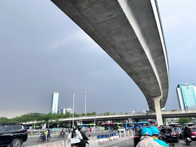 Bầu trời Hà Nội chuyển mây dông tối sầm sau nắng gắt- Ảnh 3.