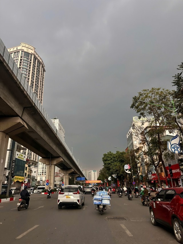 Bầu trời Hà Nội chuyển mây dông tối sầm sau nắng gắt- Ảnh 2.